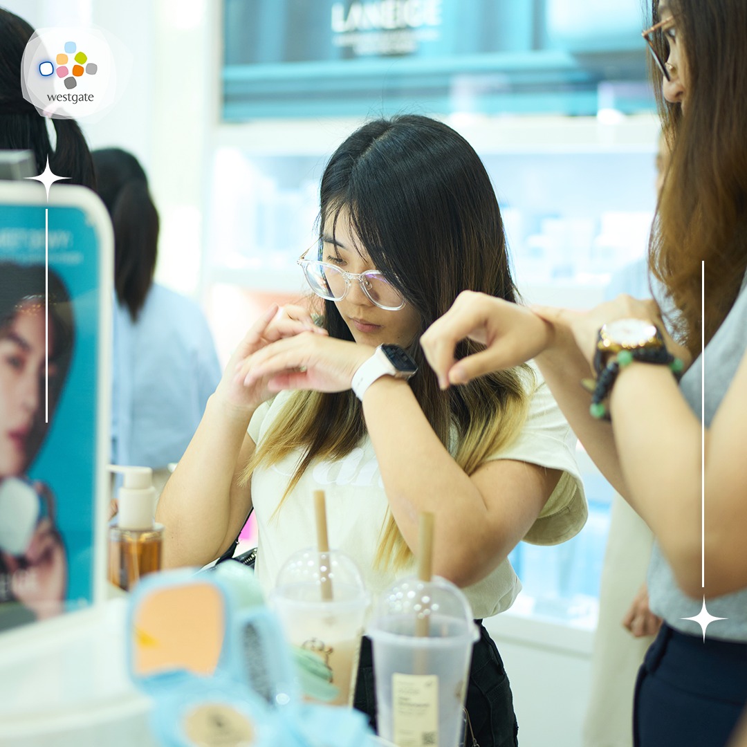 Workshop attendees engaging with LANEIGE products