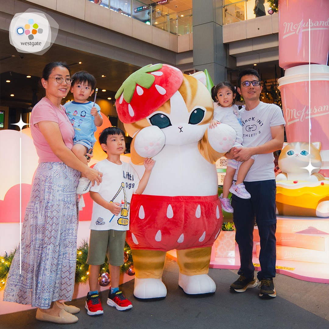 Mofusand Shark Meow and Strawberry Meow characters at an event