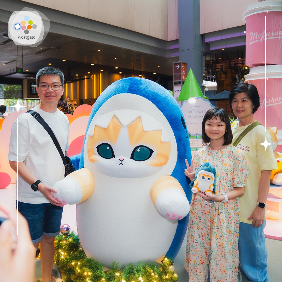 Fans interacting with Mofusand characters